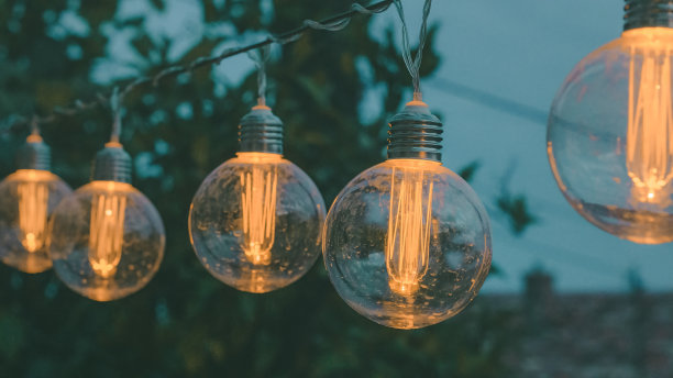 晚上在后院装饰灯泡图片下载