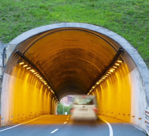 高速驶过隧道的汽车图片下载