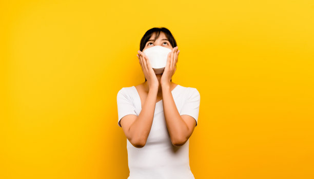 戴口罩。女性佩戴防病毒口罩，保护他人免受新冠病毒感染，防止灰尘。图片下载