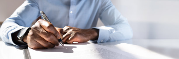 商人填写合同表格图片下载