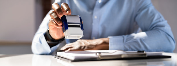 商人在文件上盖章图片下载