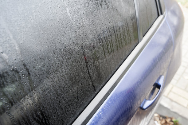秋天多雨/多雾的一天，车窗湿漉漉的。安全驾驶问题的概念图片下载