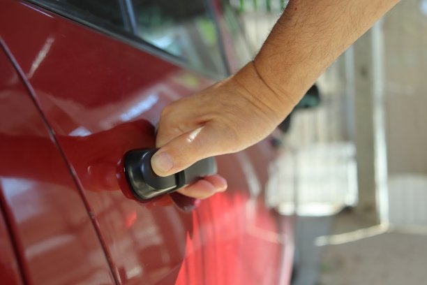 一个男人打开了这辆车的后门图片下载