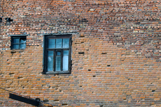 废弃的旧窗户在肮脏的红砖墙上图片下载