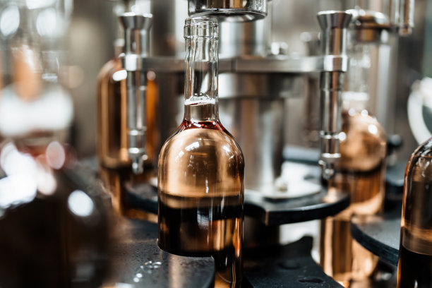 工业葡萄酒装瓶生产线图片下载