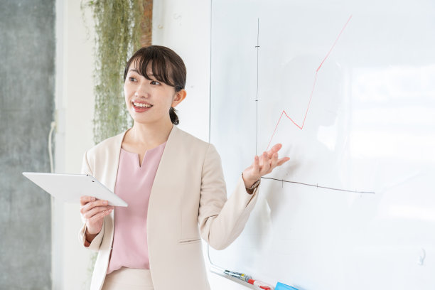 正在做演示的女商人图片下载