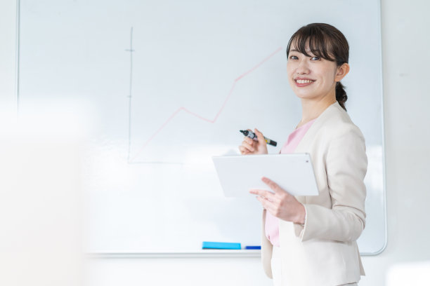 正在做演示的女商人图片下载