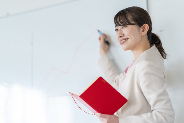 正在做演示的女商人图片下载