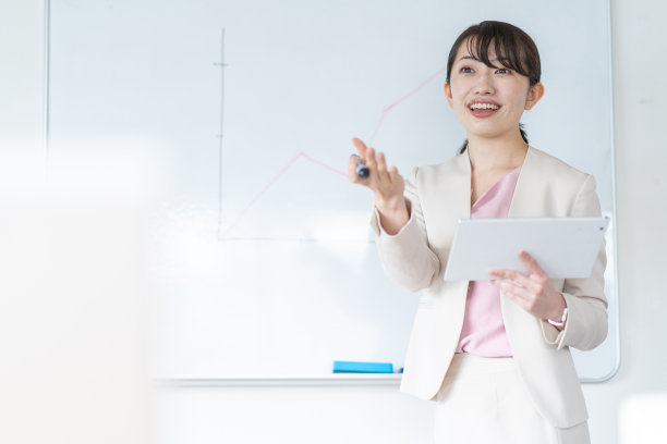 正在做演示的女商人图片下载