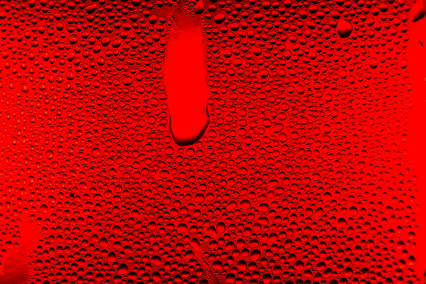 红色宏观水滴纹理，水滴在红色背景图片下载