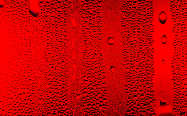 红色宏观水滴纹理，水滴在红色背景图片下载