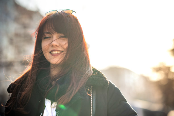 阳光明媚的日子里微笑的女人图片下载