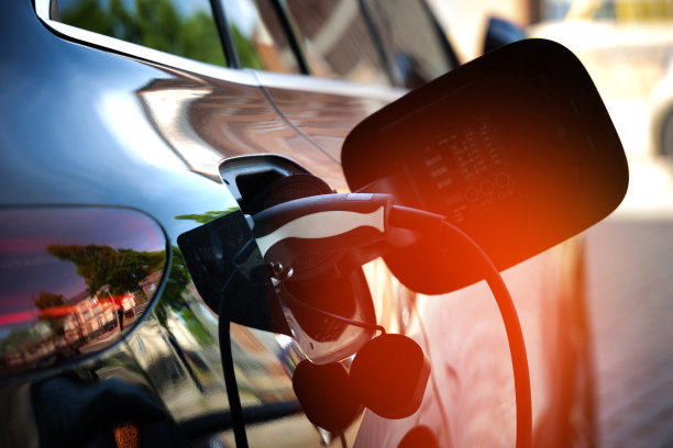 在发电站为电动汽车充电图片下载