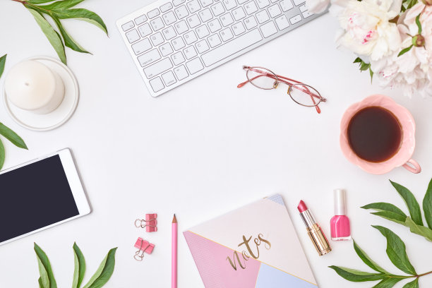 时尚博客工作区有记事本，眼镜，咖啡，键盘和白色牡丹在一个浅色的背景。平铺横幅或商店标题，模板的博客图片下载