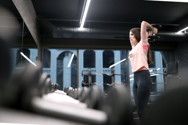 强壮的女性在体育和娱乐，女性的生活方式图片下载