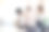 女人站在卧室里给女性朋友送衣服图片下载