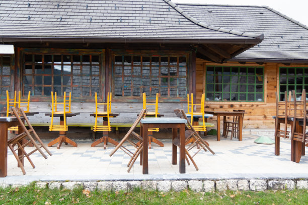 一个没有客人的乡村餐厅空荡荡的阳台图片下载