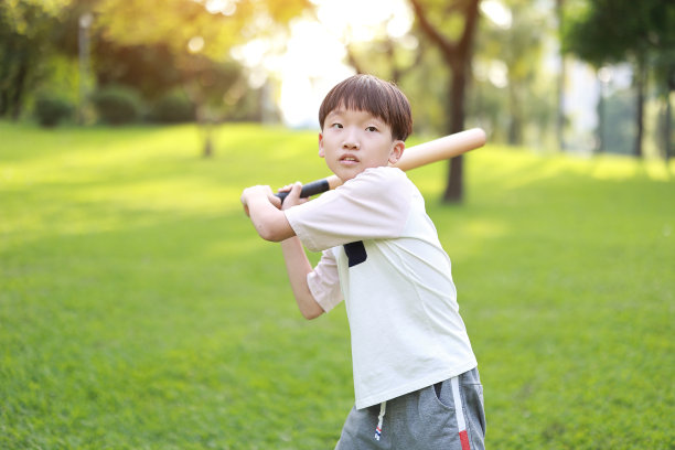 少年打棒球图片下载