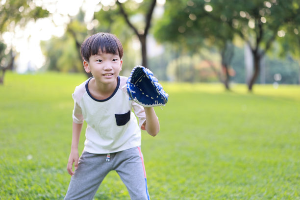 少年打棒球图片下载