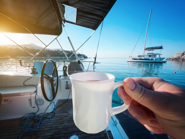 早上在帆船上喝咖啡图片下载