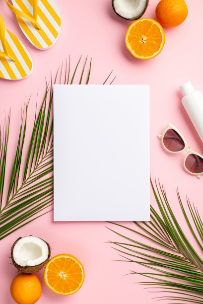 夏天的概念。俯视图垂直照片纸卡太阳镜防晒管黄色拖鞋椰子橘子和棕榈叶孤立粉彩粉色背景与空白空间图片下载