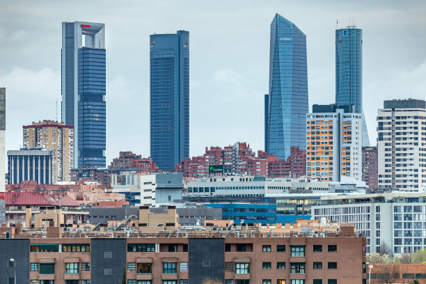 马德里城市天际线旁边的住宅建筑。房地产扩张和城市发展图片下载