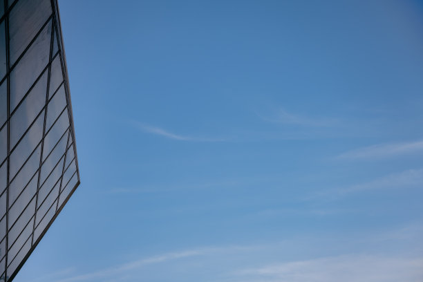 在一个阳光明媚的日子里俯瞰成都的城市现代建筑图片下载