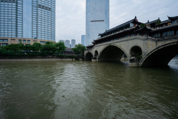 成都河畔城市天际线阴天清晨图片下载