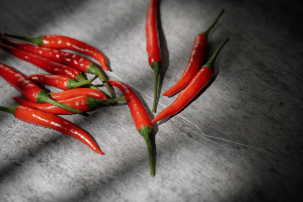 阳光照在胡椒粉上图片下载