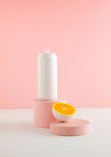 白色的可以用切成两半的橙子水果放在产品台上。夏天喝最小的概念。图片下载