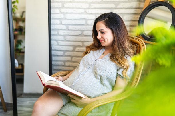 孕妇在家读书图片下载