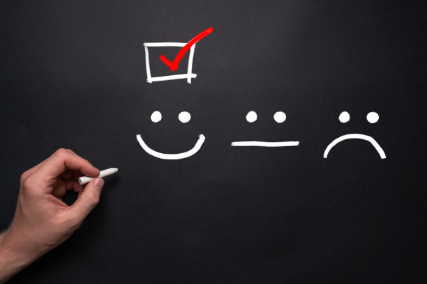 好心情的概念。这个人画了不同的表情符号。图片下载