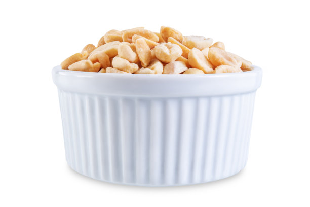 生的干的新鲜咸花生坚果在白色孤立的背景图片下载