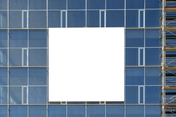 正在建设中的现代办公楼墙上的空白白色广告横幅图片下载