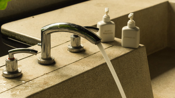 带自来水的水龙头图片下载