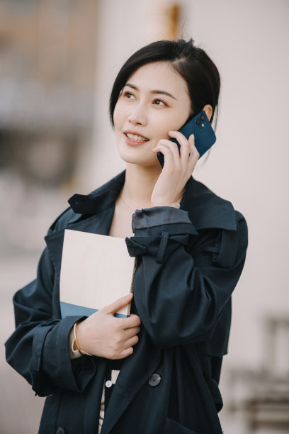 亚洲美女正在看她的手机图片下载