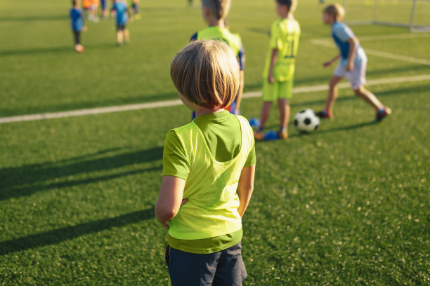 孩子们在学校体育训练中进行体育运动。小学的孩子们在夏天做运动图片下载