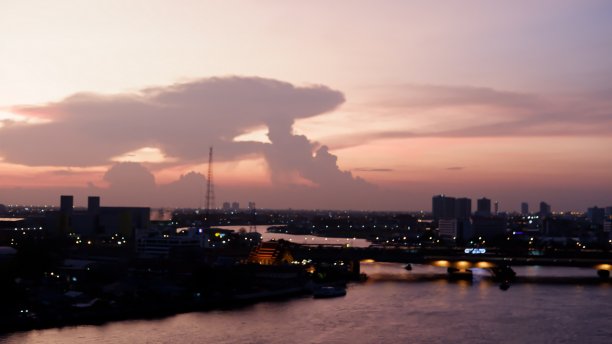 曼谷傍晚的粉色天空图片下载