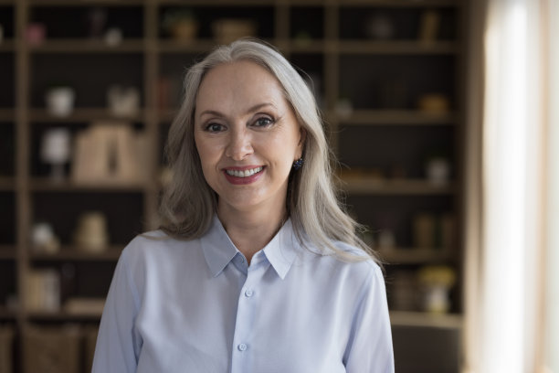 快乐漂亮成熟的灰色头发的商业女性头像拍摄图片下载