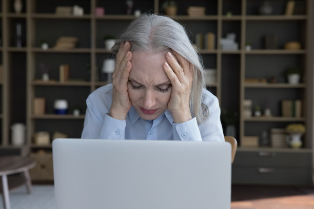疲惫沮丧的资深商业女性头痛图片下载