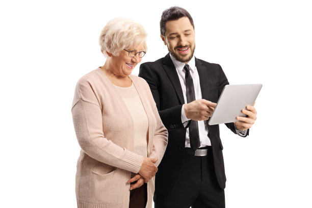 一位商人正在向一位老年妇女展示一台数字平板电脑图片下载