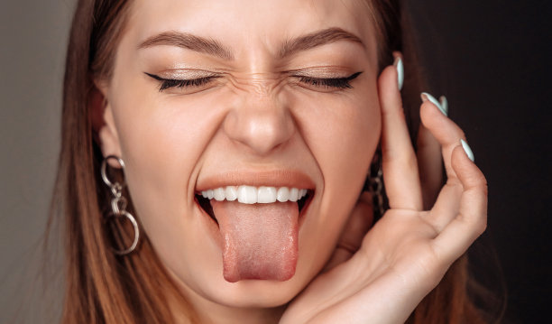 女孩笑的特写脸，女人露出舌头图片下载