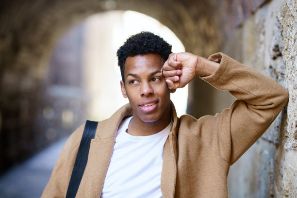 一个年轻的古巴人站在街上。图片下载