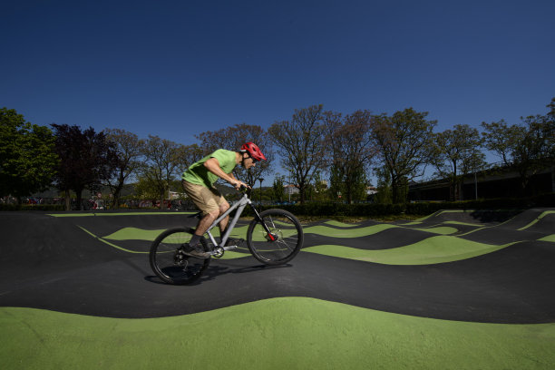 侧面的专家骑自行车训练铺设泵轨道电路图片下载