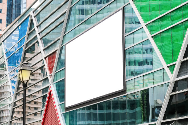 大楼外人行道旁的广告牌模型。模板空信息广告牌，模型的城市旗帜占位符和海报。图片下载
