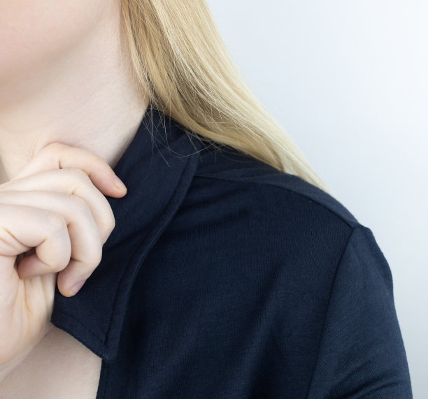 金发女人肩膀上的头皮屑。一位女性的侧视图，他的黑色衬衫上有更多的头皮屑。头皮疾病治疗理念。真菌感染引起的不适头的真菌图片下载