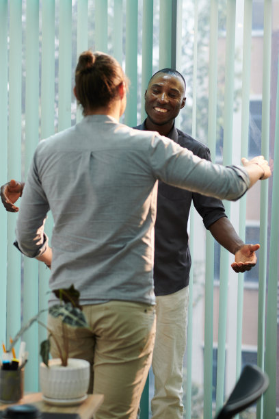 快乐的商人问候同事图片下载