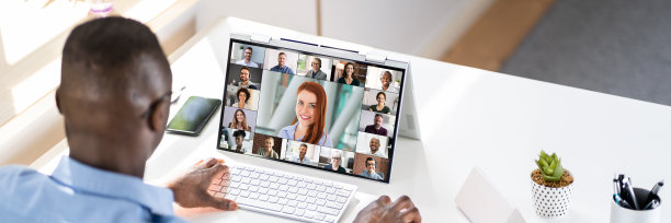 商人在办公室用笔记本电脑进行视频会议图片下载