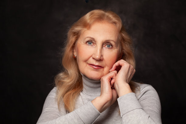 60岁老妇人的特写肖像图片下载