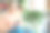 漂亮的年轻曲线美的女孩与美丽的微笑检查他的社交与智能手机-时尚的女孩监测他的在线鲜花销售业务图片下载